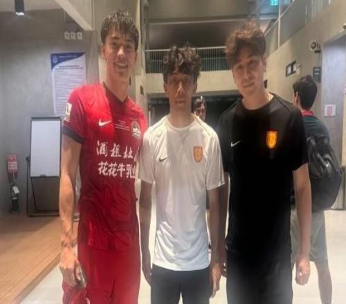 周緣德曬與晉鵬翔、和曉強合照，三人曾幫助大連英博沖超