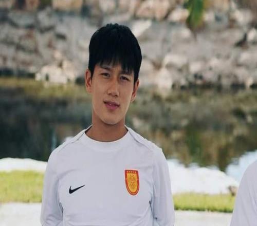 重慶青年軍是黑馬，杜月徵是輔仁系踢好中超再留洋與向余望默契