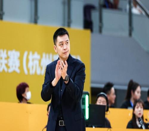 即將亮相遼視春晚！楊鳴下課后徹底放飛他還能重回遼籃嗎