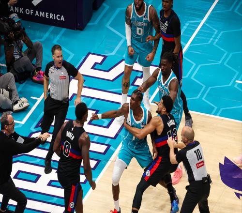 NBA上演全武行，超大沖突4人驅(qū)逐！4號(hào)秀20+5破紀(jì)錄難阻9連勝終結(jié)