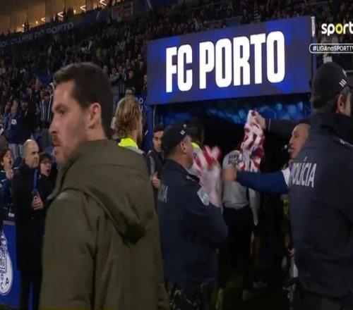 葡體熱身完畢回更衣室時(shí)，波爾圖球迷把馬競(jìng)球衣扔向尤爾曼德試圖干擾