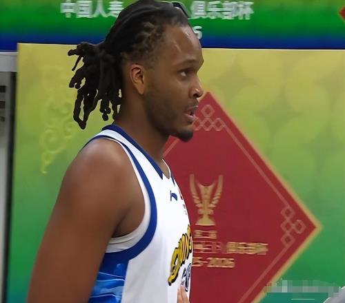 廣廈爆發(fā)內(nèi)訌！卡爾頓情緒失控對(duì)噴隊(duì)友，兩人吵起來(lái)，真是丟人