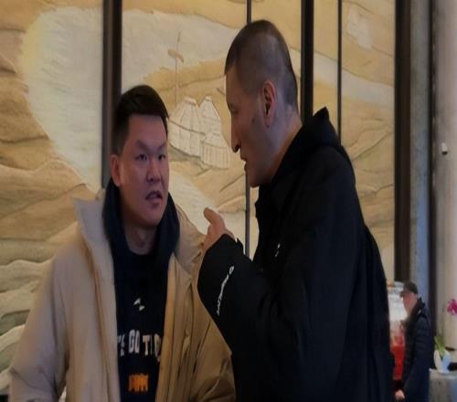 巴特爾請(qǐng)朱芳雨、楊鳴、杜鋒等人吃飯，大家把酒言歡