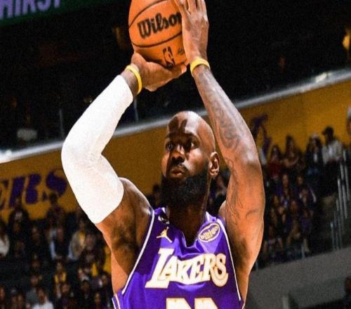 杰倫威復(fù)出卡魯索17分手刃舊主，詹皇空砍22+6+10，雷霆雙殺湖人