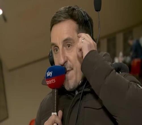 內(nèi)維爾解說中精準說出比賽剩余時間，球迷懷疑他能聽見裁判說的話