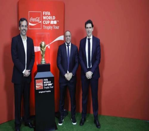 世界杯獎(jiǎng)杯巡回展覽來到伯納烏，羅伯托卡洛斯出席儀式