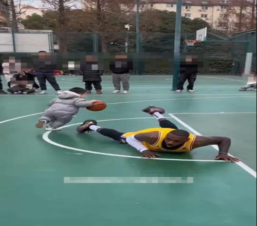 嬰兒運球晃倒詹姆斯、電動車在老詹面前上籃成功網(wǎng)友用AI制作籃球單挑視頻，記者實測：用照片即可免費生成