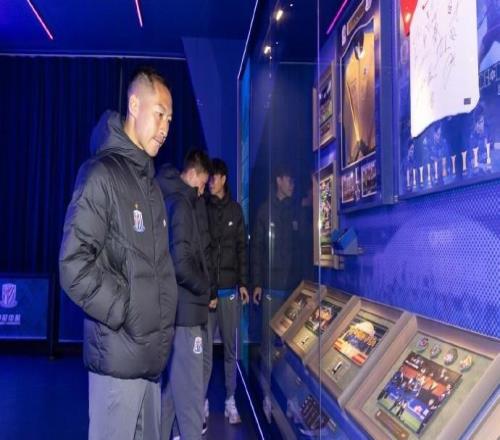 了解俱樂部歷史與文化傳承，今日上海申花全隊(duì)參觀申花中心