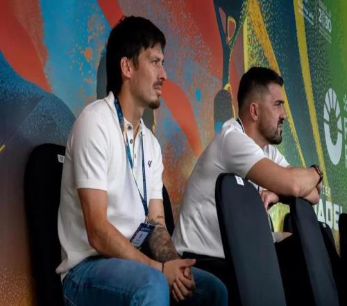 作為嘉賓，比利亞和大衛(wèi)席爾瓦觀看了籠式網(wǎng)球賽事揭幕戰(zhàn)