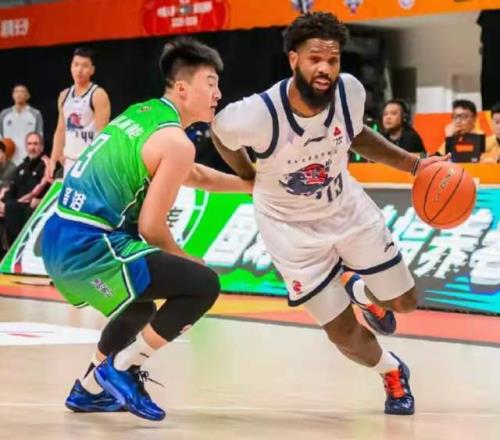 曝CBA大黑馬計(jì)劃更換小外援！單場(chǎng)29+8后衛(wèi)將被裁掉，邱彪不忍了