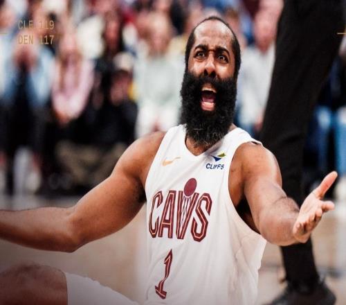 哈登絕平3分被犯規(guī)未響哨！騎媒高呼被野蠻對待22+10+7+4帽太強