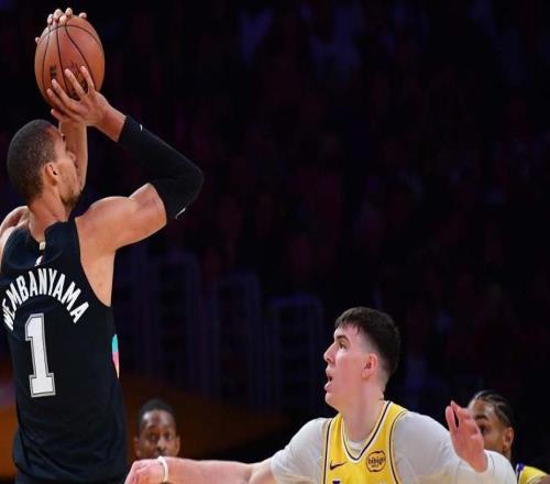 被全面壓制，湖人隊(duì)拉拉維亞在被馬刺隊(duì)文班亞馬盯防后犯滿(mǎn)離場(chǎng)