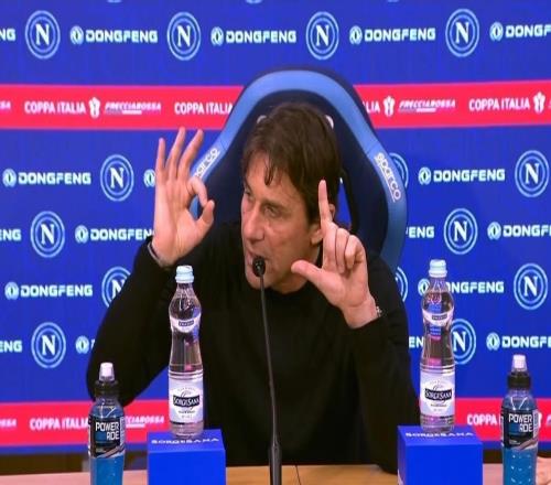 孔蒂：以后賽后發(fā)布會(huì)我都會(huì)比兩冠手勢(shì)，并且列舉零冠的球隊(duì)
