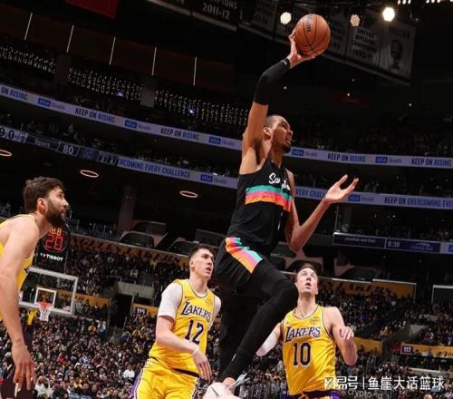 湖人108136馬刺！布朗尼創(chuàng)紀錄，雷迪克談文班亞馬也直言不諱
