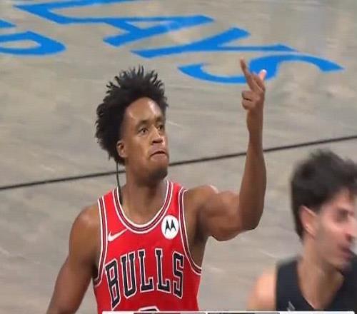 官方：塞克斯頓因?qū)@筐豎中指，被罰款35000美元