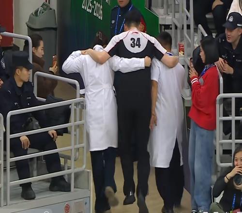 罕見！CBA裁判意外受傷，被醫(yī)生攙扶離場只留下2個裁判工作