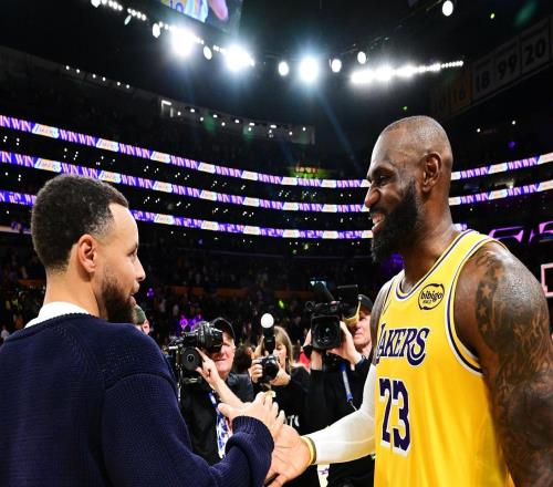 詹姆斯丟評(píng)獎(jiǎng)資格引爭(zhēng)議！約基奇庫里文班沖獎(jiǎng)也拉響警報(bào)