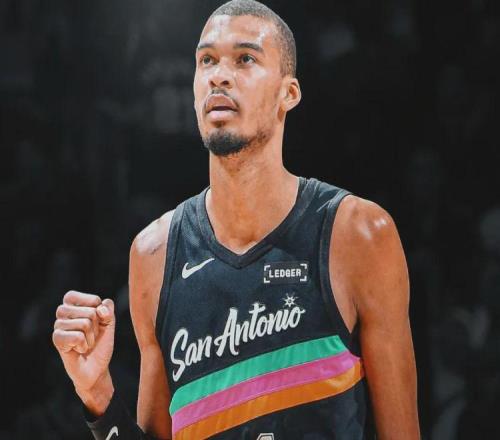 40+12打爆湖人！恭喜文班亞馬！半場(chǎng)37分比肩張伯倫