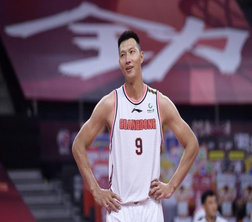 易建聯(lián)正式復(fù)出！481天首次公開亮相獲贊男籃旗幟自律代名詞