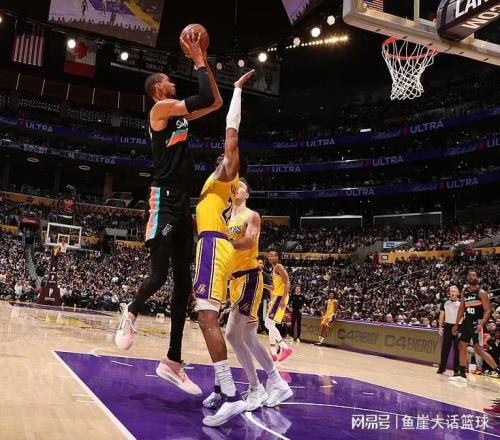 慘?。∥陌?0+12創(chuàng)三紀錄，布朗尼12+6卡斯爾傷退，老詹紀錄終結