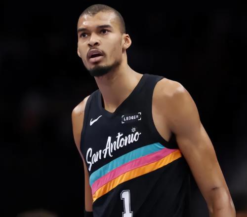 布倫森轟40+5+8仍無緣今日最佳！對不起，你碰到暴走的文班亞馬了