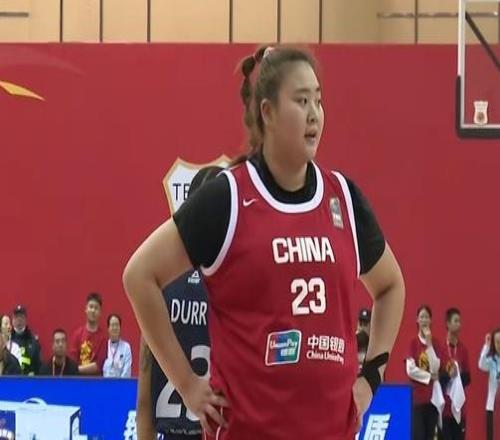 王思雨替補(bǔ)上場，劉禹彤砍下8分！中國女籃半場領(lǐng)先國際聯(lián)隊(duì)11分