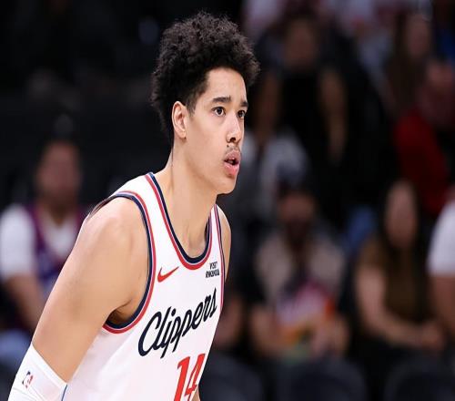 經(jīng)驗方面的不足非常明顯，快船內(nèi)線新秀簡直是被火箭各種打爆