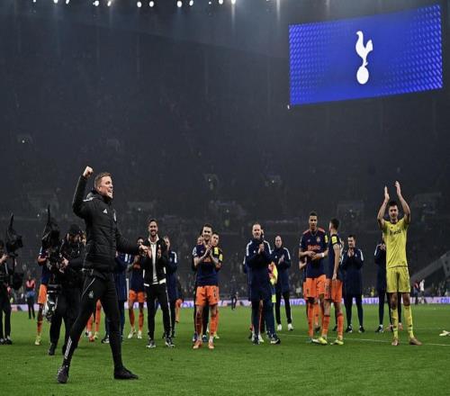 贏回球迷的心，紐卡球迷高歌“埃迪豪的黑白軍團(tuán)”支持主帥