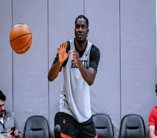 戰(zhàn)術(shù)地位提升，謝潑德13+5替補(bǔ)唯一得分點(diǎn)火箭8人輪換又見雙塔