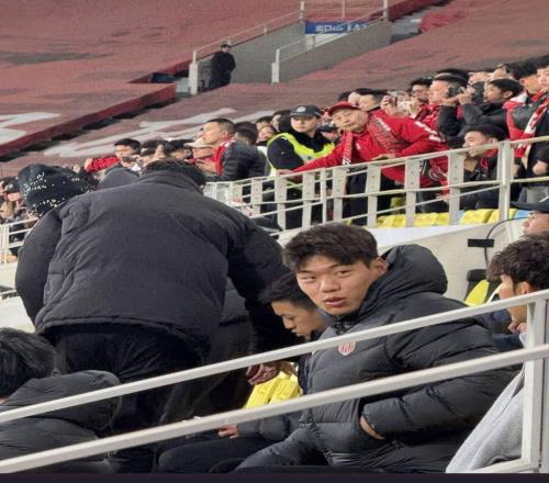 身穿蓉城羽絨服，賀一然現(xiàn)場觀戰(zhàn)成都蓉城vs武里南聯(lián)
