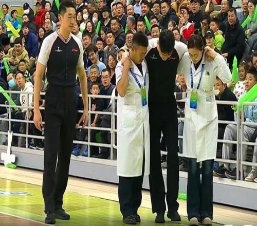 罕見！34號裁判跟腱拉傷被攙扶離場CBA杯季軍賽只剩兩位裁判