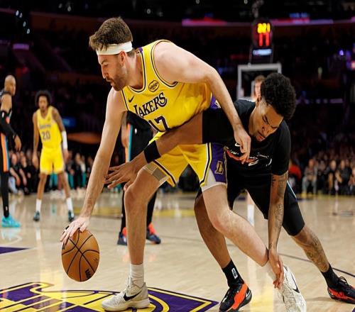 明明進(jìn)攻能力相當(dāng)出色，但湖人卻并沒有將最后一個名額留給他