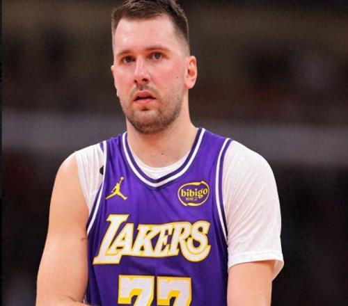 現(xiàn)役巨星首次全明星年齡：老詹20歲，庫里25歲，一人32歲才入選