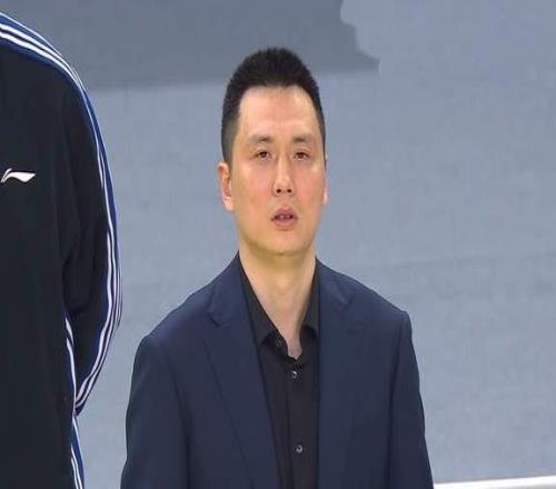 衛(wèi)冕杯賽冠軍，上海男籃20分大勝偰李永煒18+8山西男籃罰下6人