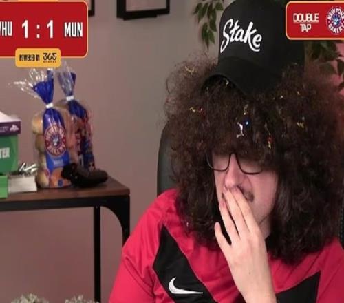 西漢姆助教赫梅斯：我對“蓄發(fā)哥”說過，今天你休想剪頭發(fā)