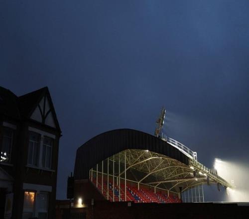 英超官方：因交通堵塞，水晶宮vs伯恩利的比賽推遲10分鐘開球