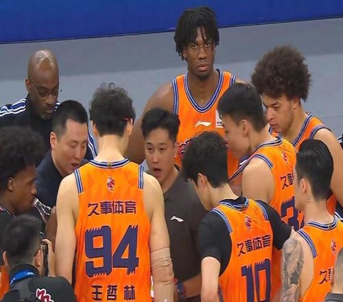 再次奪冠！上海男籃20分大勝山西，劉錚24+6洛夫頓25+8，白邊兇猛