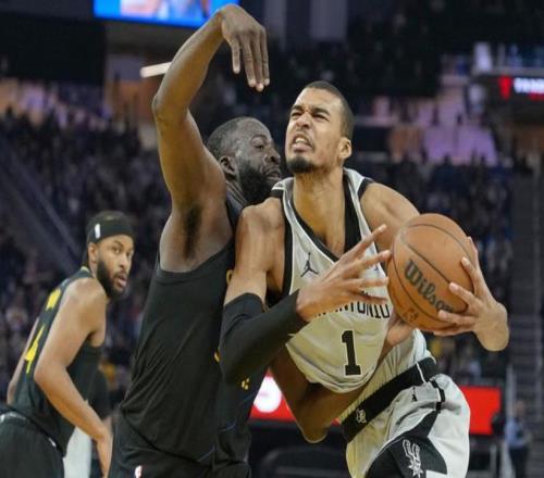 大逆轉(zhuǎn)！馬刺復(fù)仇殘陣勇士，文班背靠背轟66分，格林空砍17+12