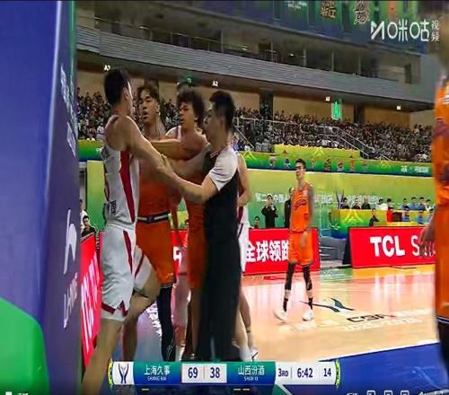 罕見！山西6人被罰下場(chǎng)，專家：比賽沒啥意思，但是沖突挺有意思