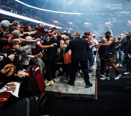 狂轟138113騎士隊(duì)集體暴走！哈登11助甘當(dāng)綠葉，5連勝?zèng)_東部前2