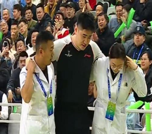 CBA最不可思議一戰(zhàn)！球員沒受傷裁判卻傷了：這對抗也太激烈了吧