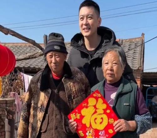 楊鳴正能量滿滿！忙里偷閑送溫暖，還將親眼見證俱樂部杯冠軍誕生