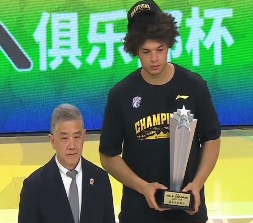 洛夫頓當(dāng)選CBA杯FMVP：23分鐘23+8狂造20罰上海官方祝賀