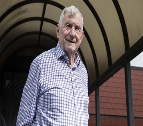 81歲的熱刺前主帥普拉特摔倒后住院兩周，現(xiàn)已出院回家