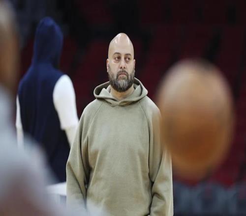 火箭外線大閘自毀前程2場(chǎng)0分8犯規(guī)，又遭雪藏！底薪不能再多了