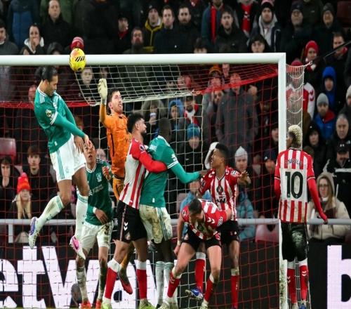 10！薩拉赫隊(duì)史第一，范戴克一錘定音，利物浦重返勝利緊咬曼聯(lián)