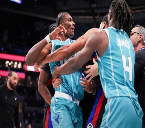 導(dǎo)火索，黃蜂隊迪亞巴特指責(zé)杰倫杜倫“用手推我的臉”引沖突