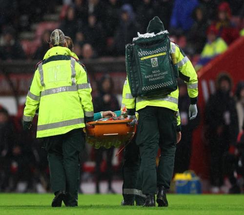 世界杯夢(mèng)碎33歲日本隊(duì)長(zhǎng)被擔(dān)架抬下+掩面落淚重傷后仍起身防守