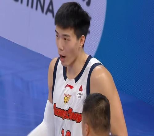 太適合廣東隊(duì)！馬刺裁掉22歲內(nèi)線樂透秀，或被朱芳雨搶下