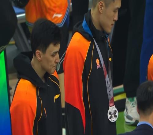 杯賽頒獎！山西全隊情緒不高，洛夫頓獲MVP，盧偉王哲林舉獎杯！